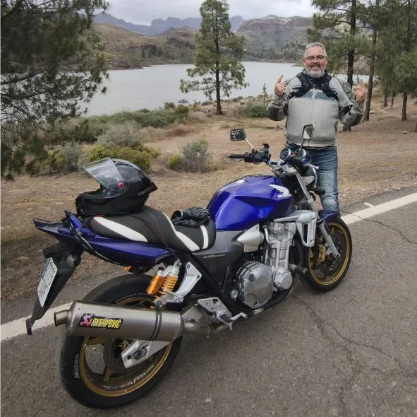 Experienced motorcycle tour guide during a ride to the Chira Dam in Gran Canaria near Las Palmas, leading a Mototherapy motorcycle experience.